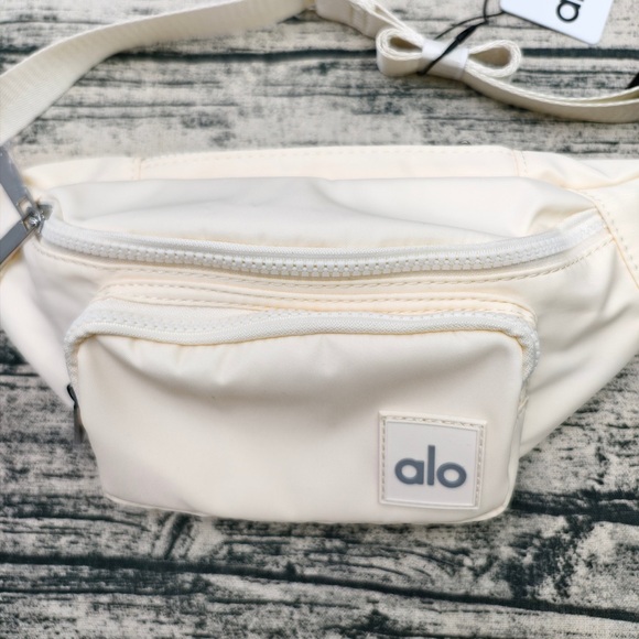 ALO Yoga Explorer Convertible Pack | 3L Nylon Waist Bag - Picture 3 of 5